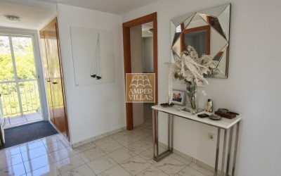 A penthouse with a spacious terrace and lovely views of the sea, the mountains and Altea.